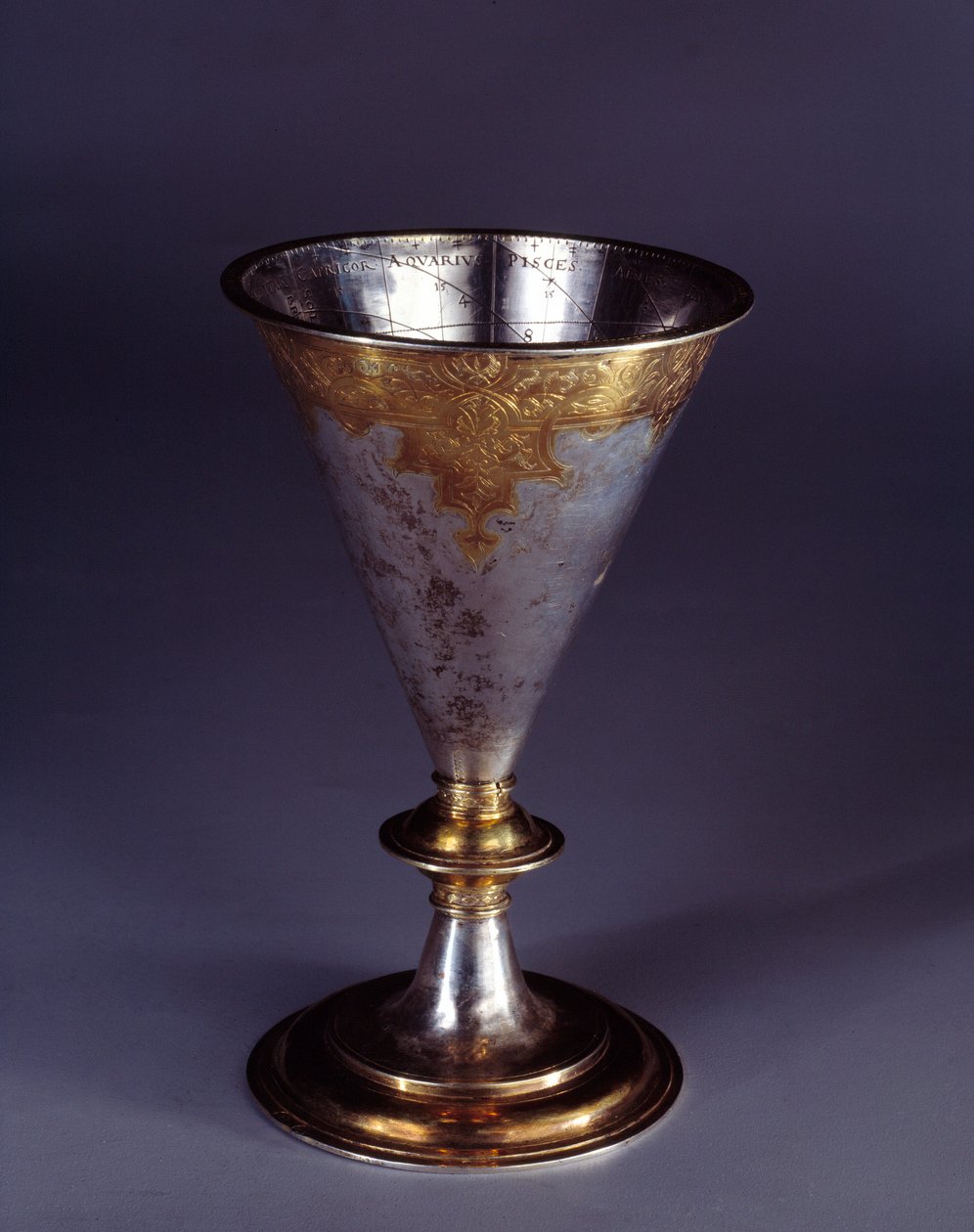 Vitenskapelig instrument: kalkformet solur laget i gullsølv. tysk skole. Sent 16. begynnelsen av 1600-tallet Enouen, renessansemuseum av German School