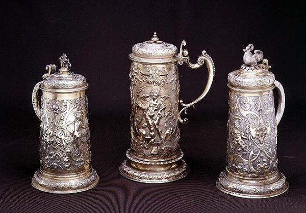 Sølv forgylt sylindrisk tankard av Paul Hubner, Ausburg 1590; sølvforgylt sylindrisk tankard av Tobias Kramer, Ausburg 1620; pakke forgylt sylindrisk tankard av Paul Hubner, Ausburg 1590, 16.-17. av German School