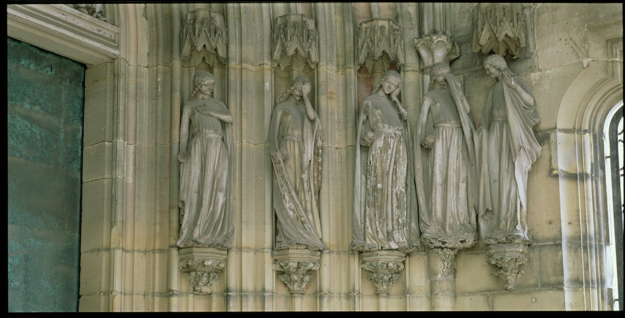 De fem tåpelige jomfruene, karmfigurer fra Paradise-portalen, figurer skåret ut ca. 1250, veranda bygget ca. 1350 (se også 173982 og 173984) av German School