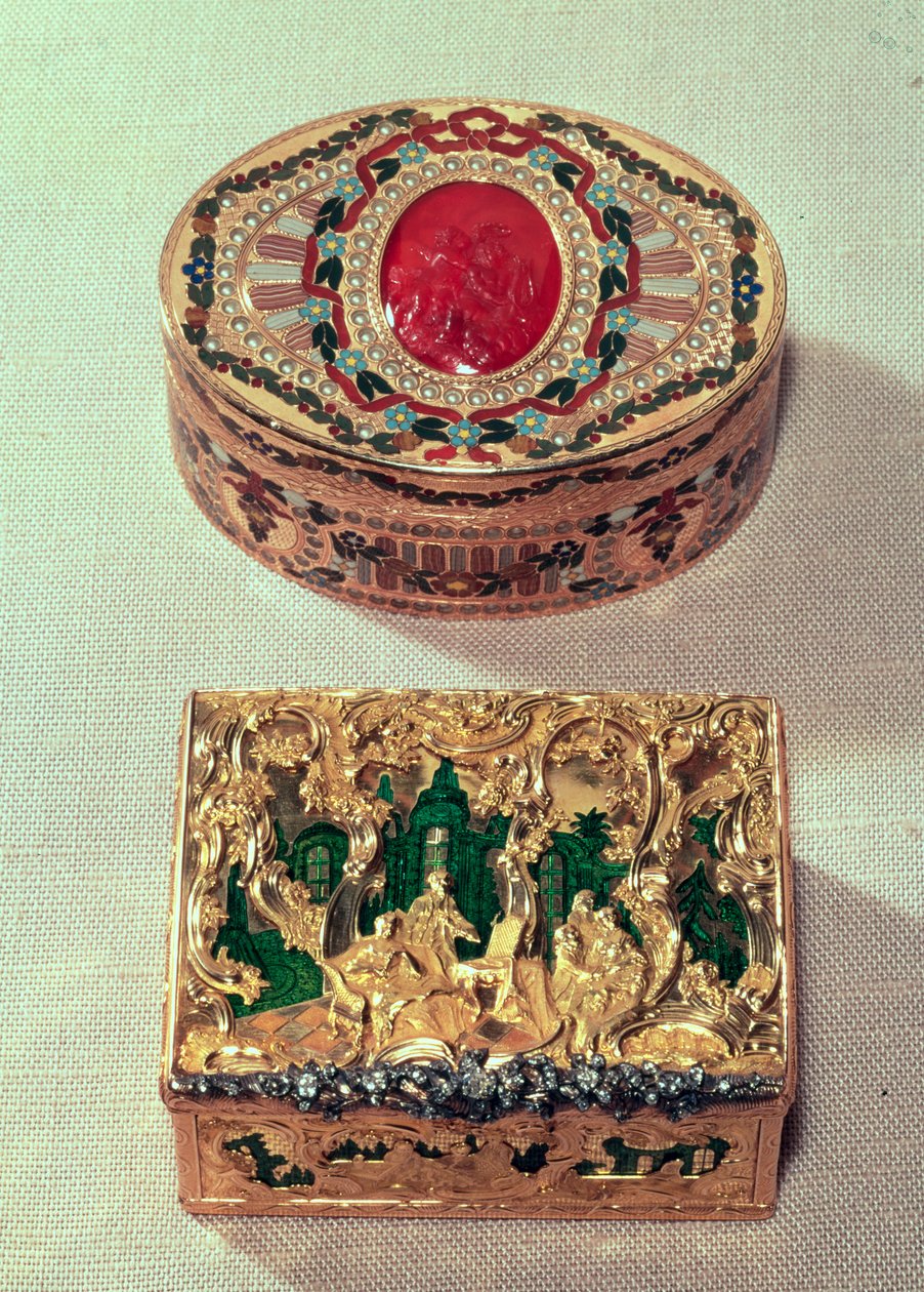 Topp: Gullsnusboks innlagt med forskjellige steiner med en cornelian cameo i midten med amorini, muligens av J. C. Neuber fra Dresden. Nederst: Snusboks i gull med grupper av figurer midt i rokokko-rulleverk av German School