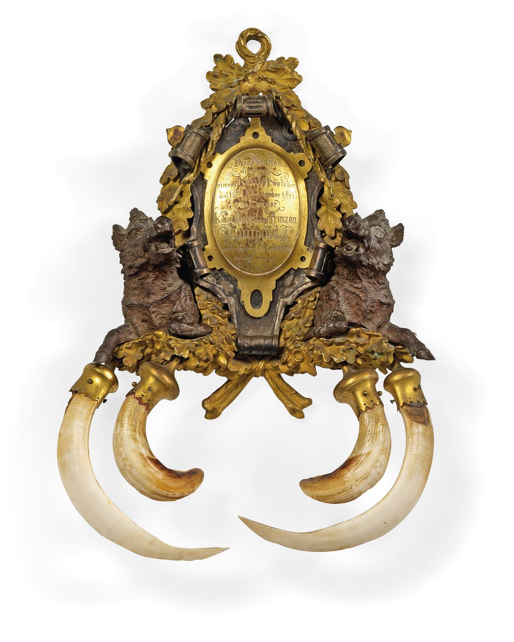 Trophy, München, ca. 1845 (ormolu, bronse og sølvmonterte villsvinstønner) av German School