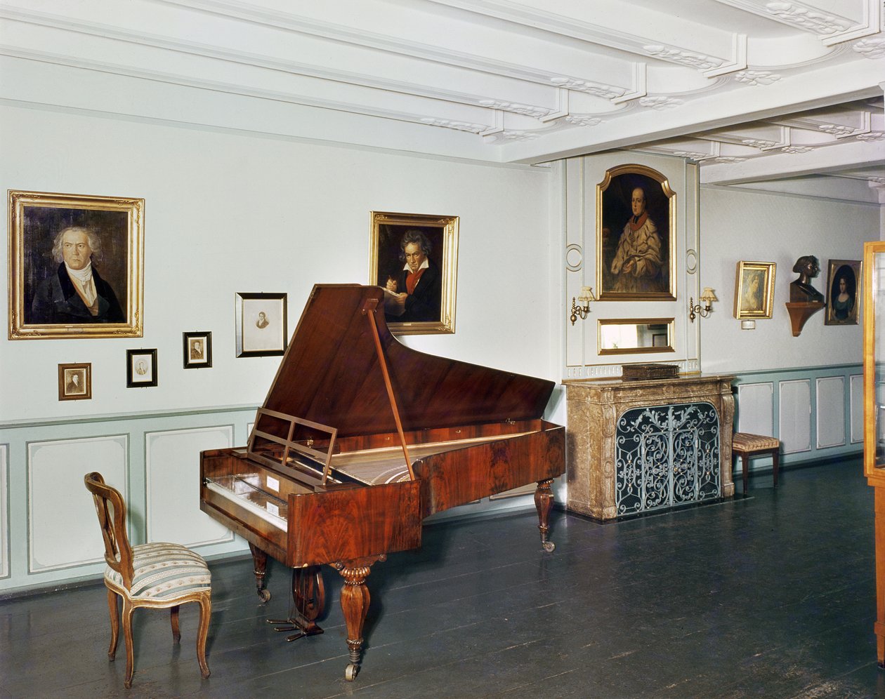 Utsikt over et rom med et flygel som tilhører Ludwig van Beethoven (1770-1827) av German School