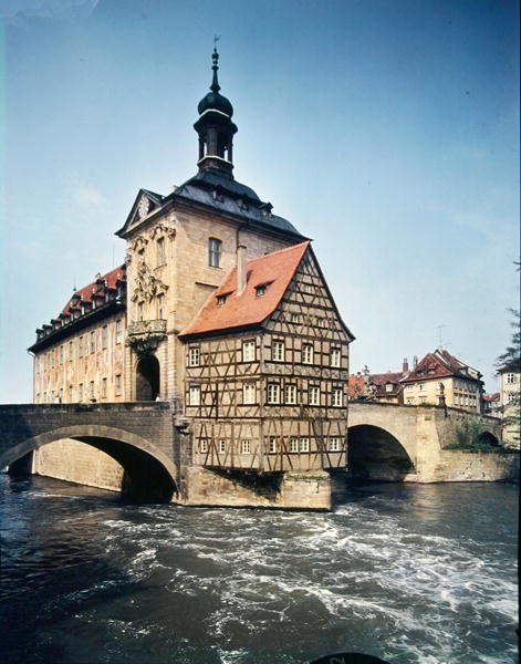 Utsikt over Altes Rathaus, opprinnelig bygget i 1453 og gjenoppbygd av J.M. Kuchel i 1744-56 av German School