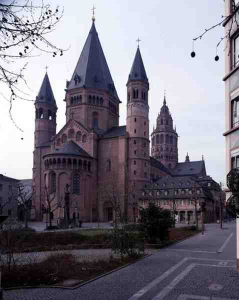 Utsikt over katedralen St. Martin og St. Stephan fra nord-øst av German School