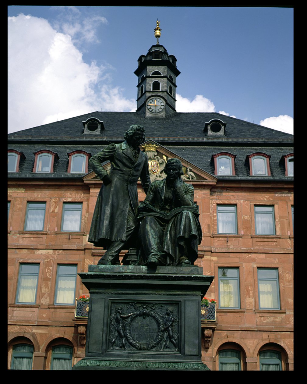 Utsikt over det nye rådhuset og Brødrene Grimm-monumentet av German School