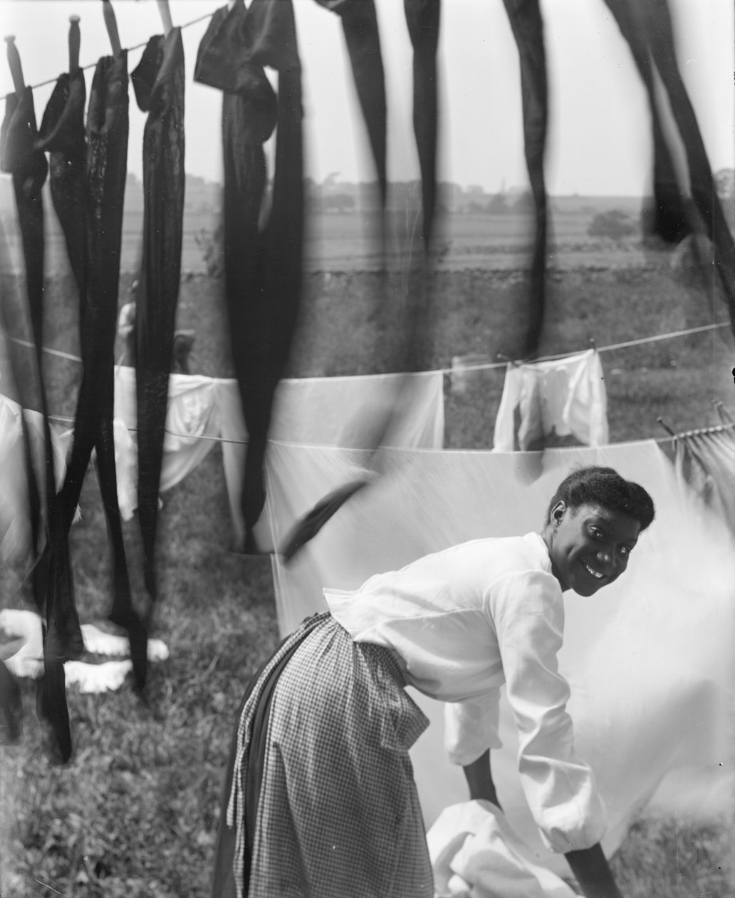 En ung afroamerikansk kvinne henger klesvask til tørk i Newport, Rhode Island, ca. 1902 (s/hvitt-bilde) av Gertrude Käsebier