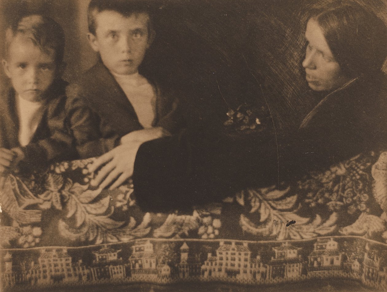 Familiegruppe Mrs. White, Maynard & Lewis, ca. 1899. av Gertrude Käsebier