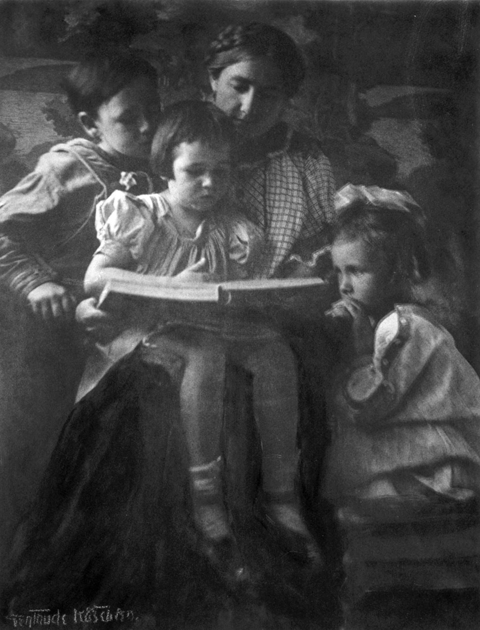 Kvinne og barn leser av Gertrude Kasebier 1852-1934, fotograf.. fotografisk trykk av Gertrude Käsebier