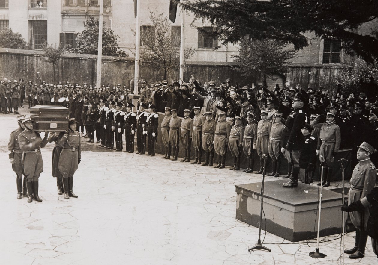 Benito Mussolini leder en statsbegravelse av en Garibaldi-soldat (s/hv-bilde) av Giacomelli Giacomelli