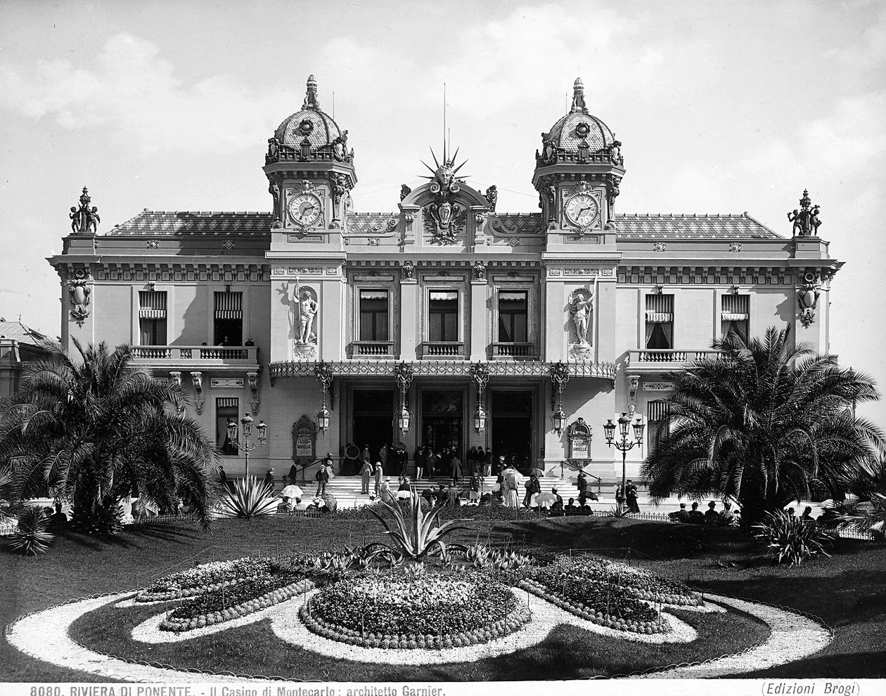 Fasade av Monte Carlo Casino. En mengde mennesker animerer trappen ved inngangen av Giacomo Brogi