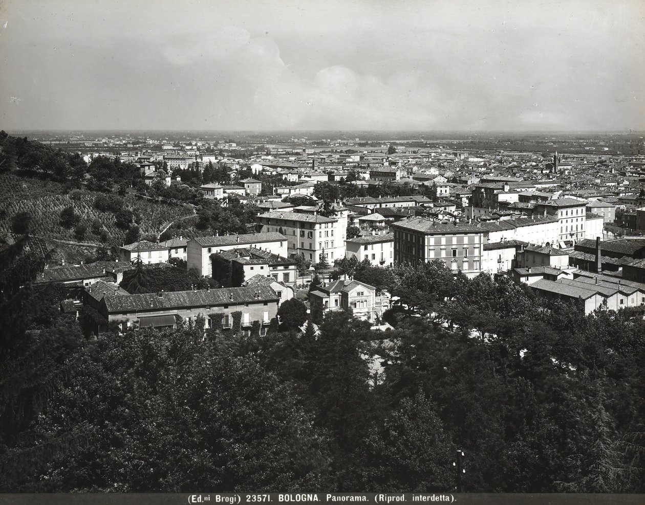 Panorama over Bologna med noen fabrikker og en høyde. av Giacomo Brogi
