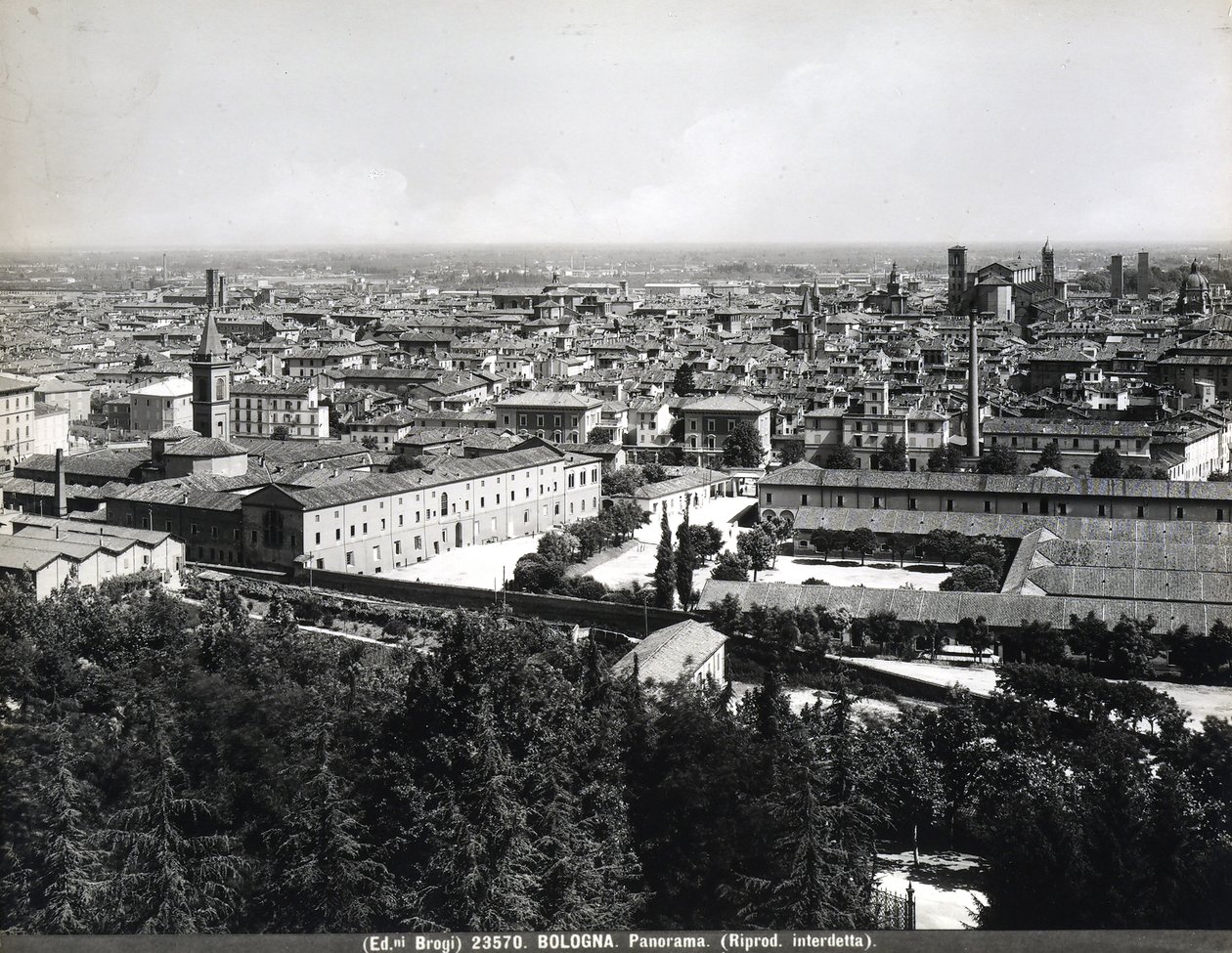 Panoramautsikt over Bologna med fabrikker og et torg. av Giacomo Brogi