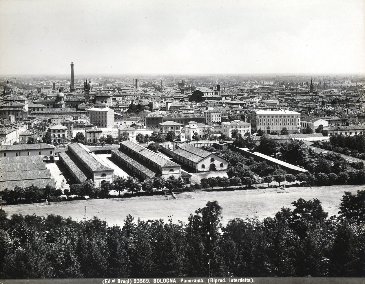 Panoramautsikt over Bologna med noen fabrikker. av Giacomo Brogi