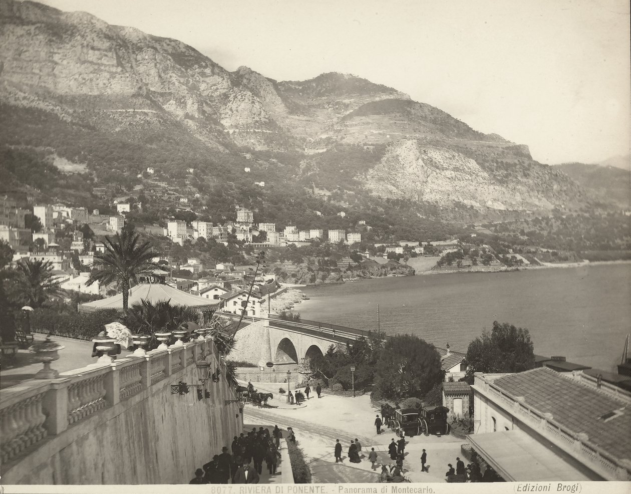 Panoramautsikt over Montecarlo i Monaco. Scenen viser ulike forbipasserende; til venstre ser vi et nærbilde av en balustrade i marmor av Giacomo Brogi