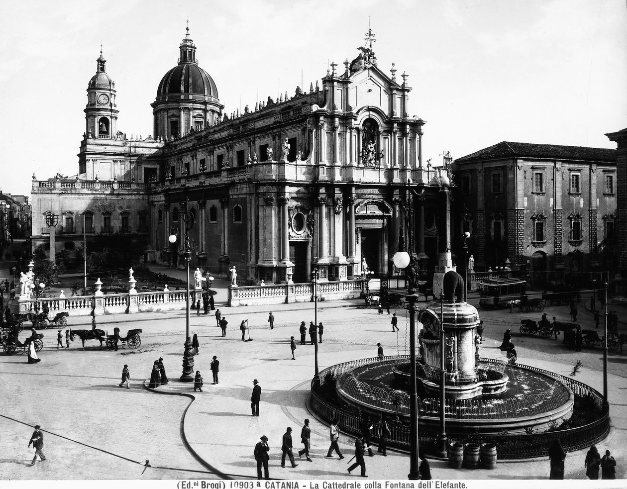 Piazza del Duomo i Catania, med katedralen dedikert til St. Agatha og elefantfontenen, ca. 1900 av Giacomo Brogi