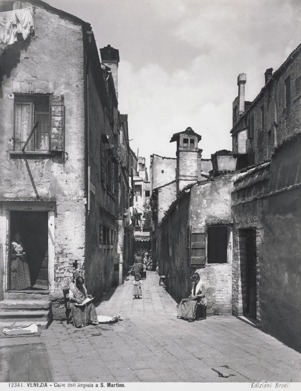 Venezia, Calle dellAngiolo i San Martino, ca. 1890 av Giacomo Brogi