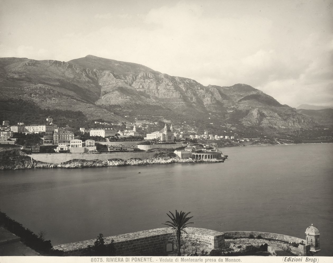 Utsikt over Montecarlo, feriestedet med utsikt over Det liguriske hav. De maritime alpene reiser seg i bakgrunnen. Bildet er tatt fra Monaco av Giacomo Brogi