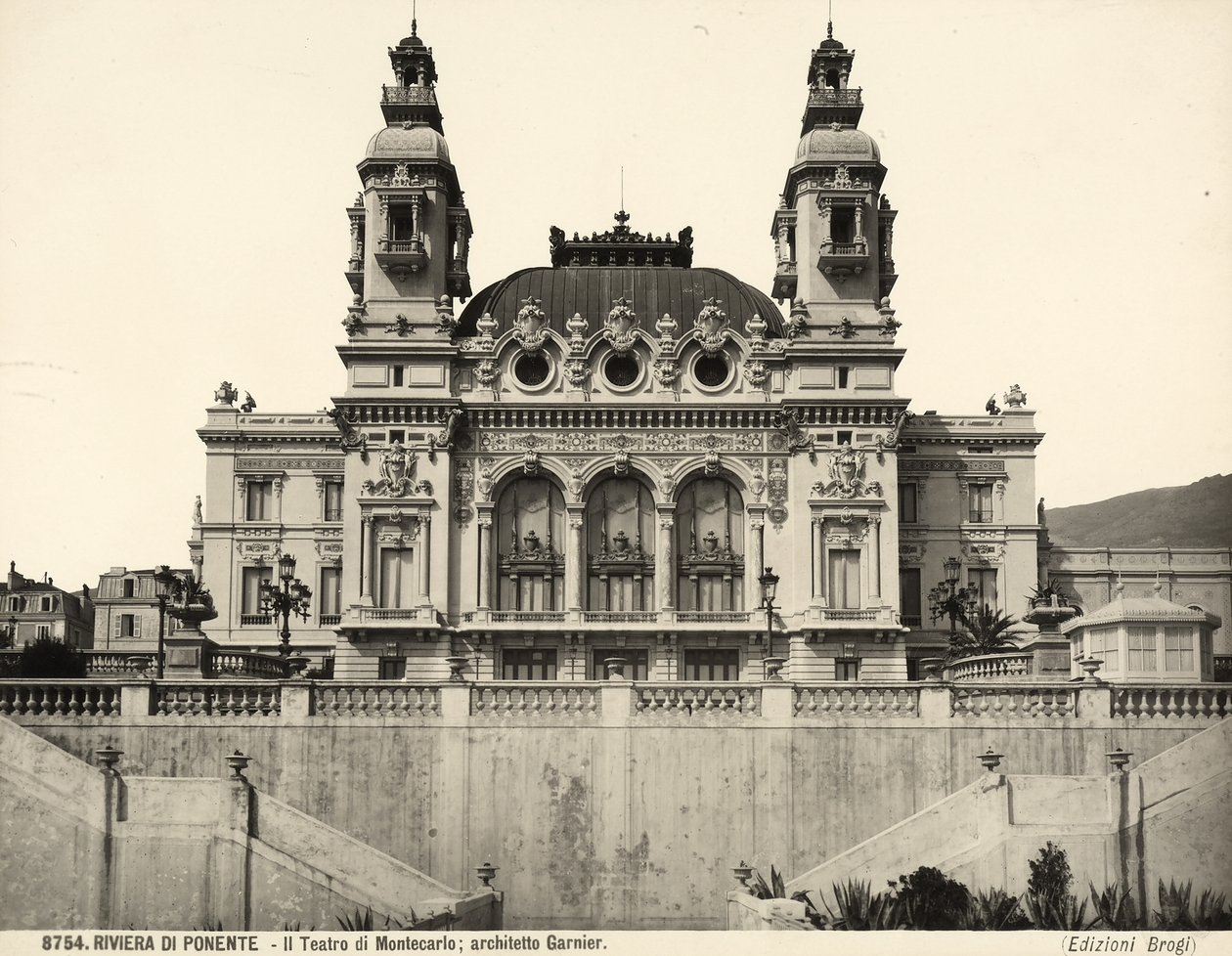 Utsikt over fasaden til Montecarlo Theatre, designet av Charles Garnier. Monaco av Giacomo Brogi