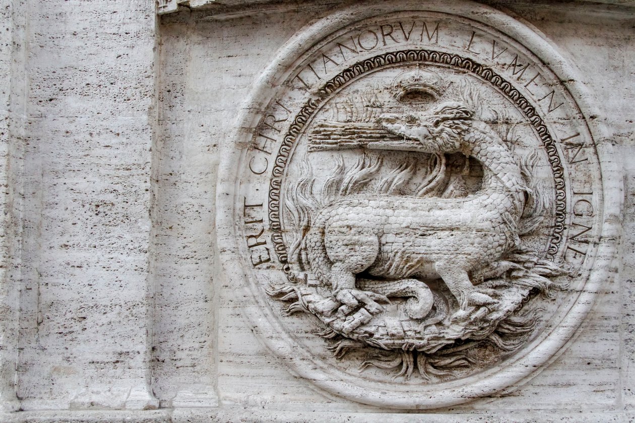 Våpenskjold på fasaden til St. Louis av den franske kirken av Giacomo della Porta