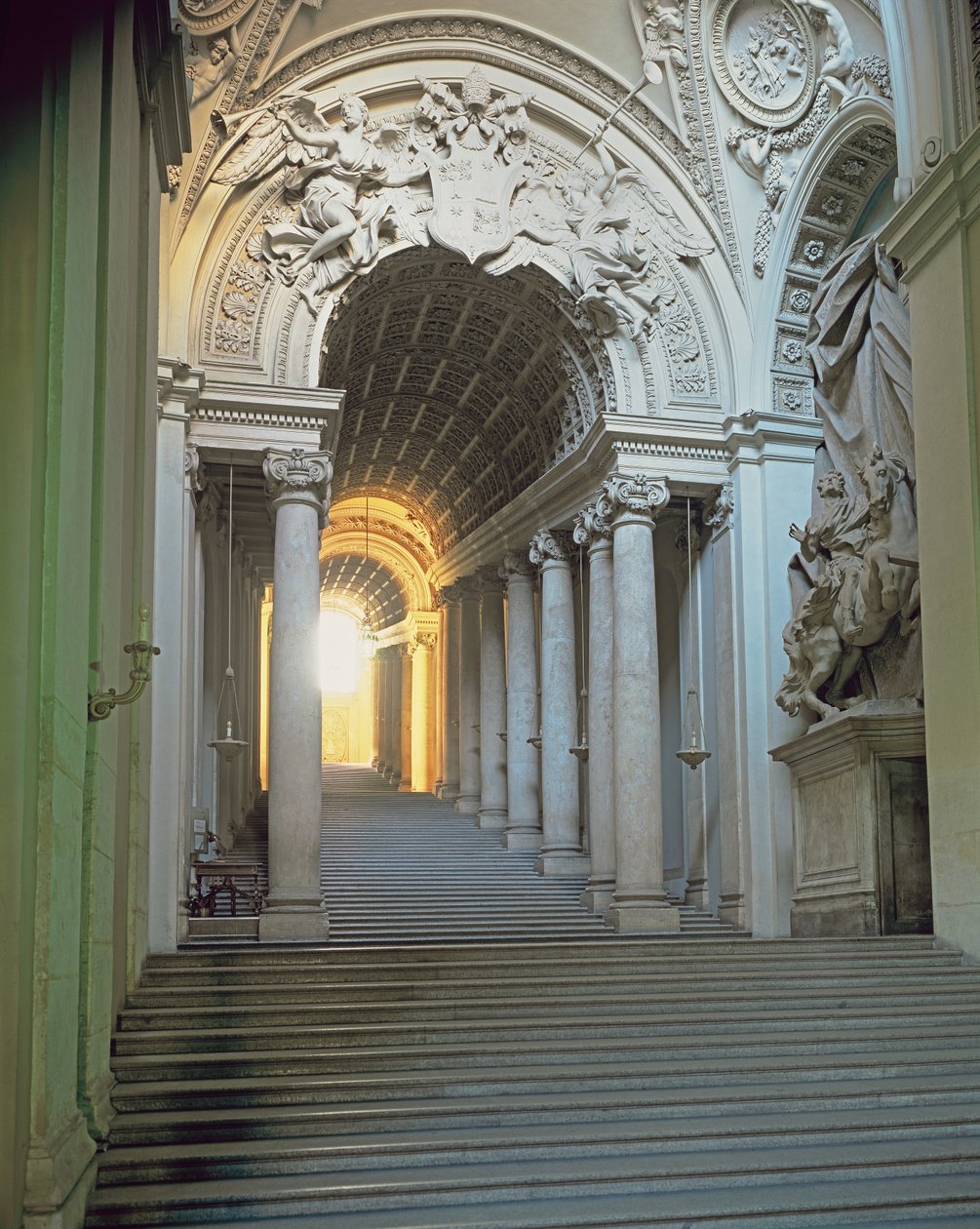 Interiør med utsikt over trappen av Gian Lorenzo Bernini