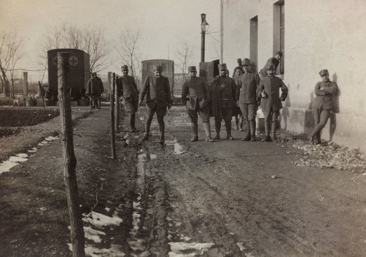 Album "Pictures of War II": Italienske soldater og Røde Kors-ambulanser i Gradisca Sagrado, Gorizia, Italia (s/hv-bilde) av Gigliucci Gigliucci