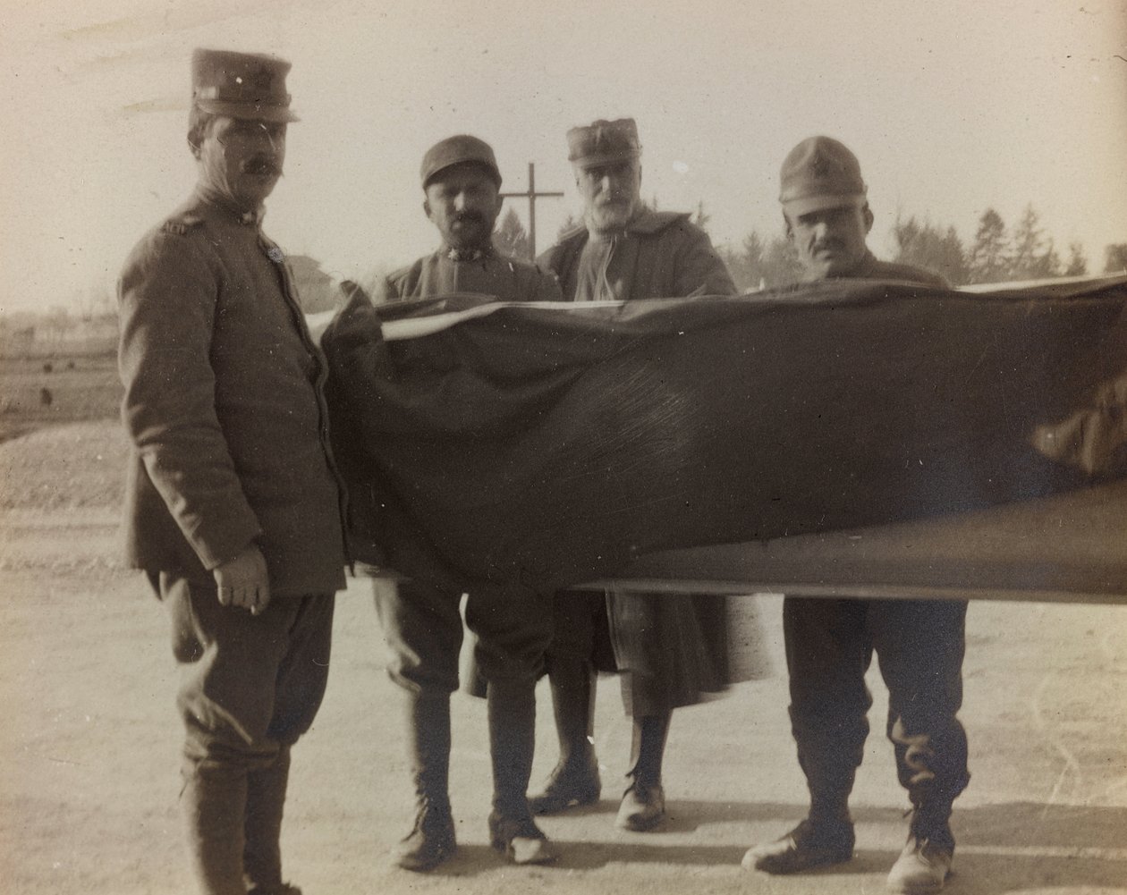 Album "Pictures of War II": Italienske soldater bærer kisten til en falne fra den store krigen (s/hv-bilde) av Gigliucci Gigliucci