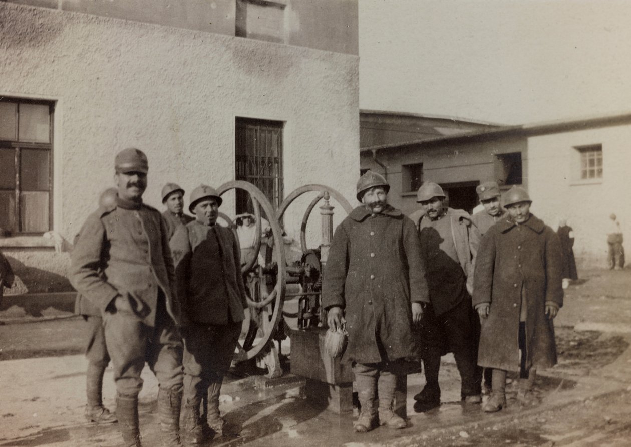 Album "Pictures of War II": Italienske soldater i Gradisca Sagrado, Gorizia, Italia (s/hv-bilde) av Gigliucci Gigliucci