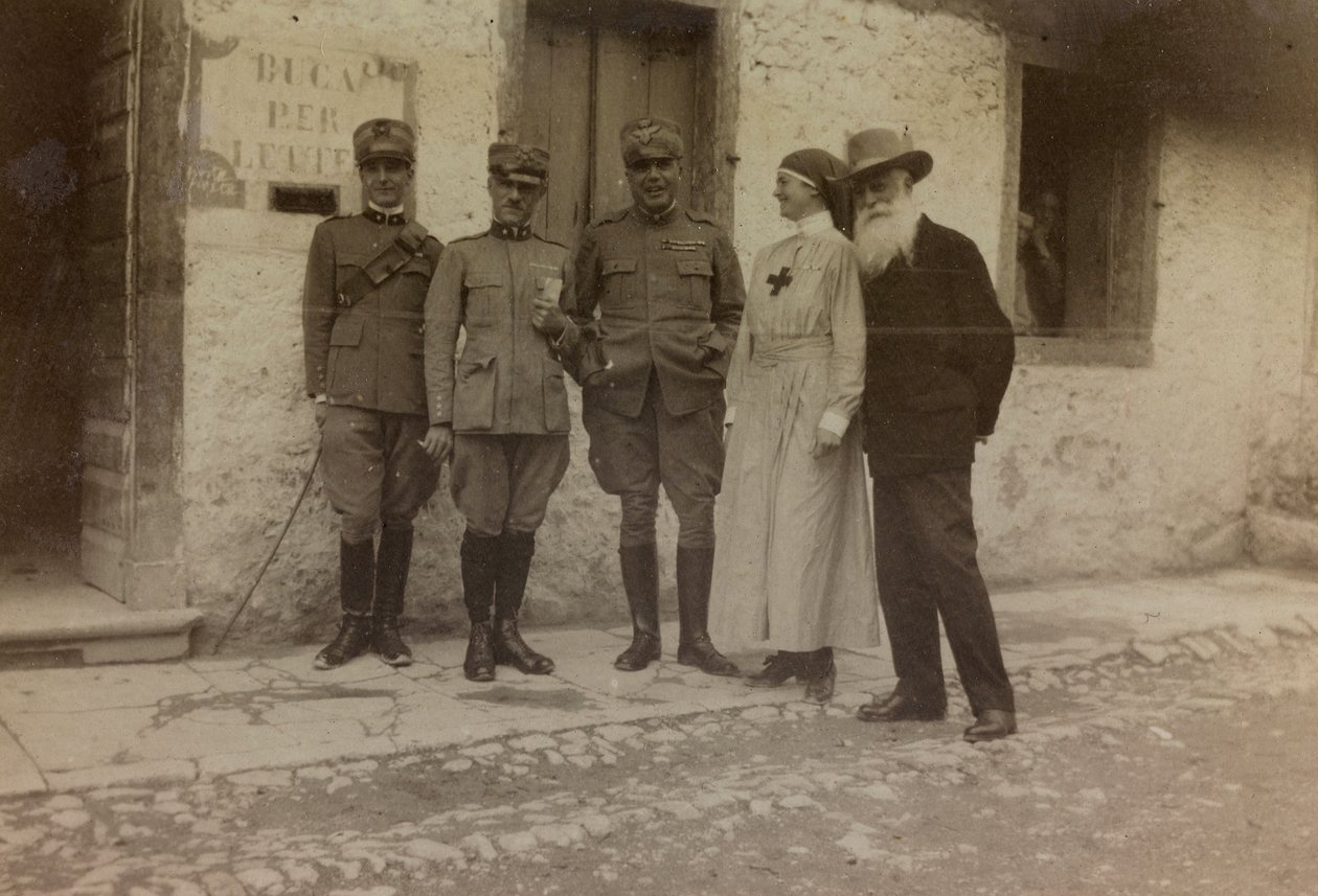 Album "Pictures of War II": Røde Kors og italienske soldater (s/hv-bilde) av Gigliucci Gigliucci