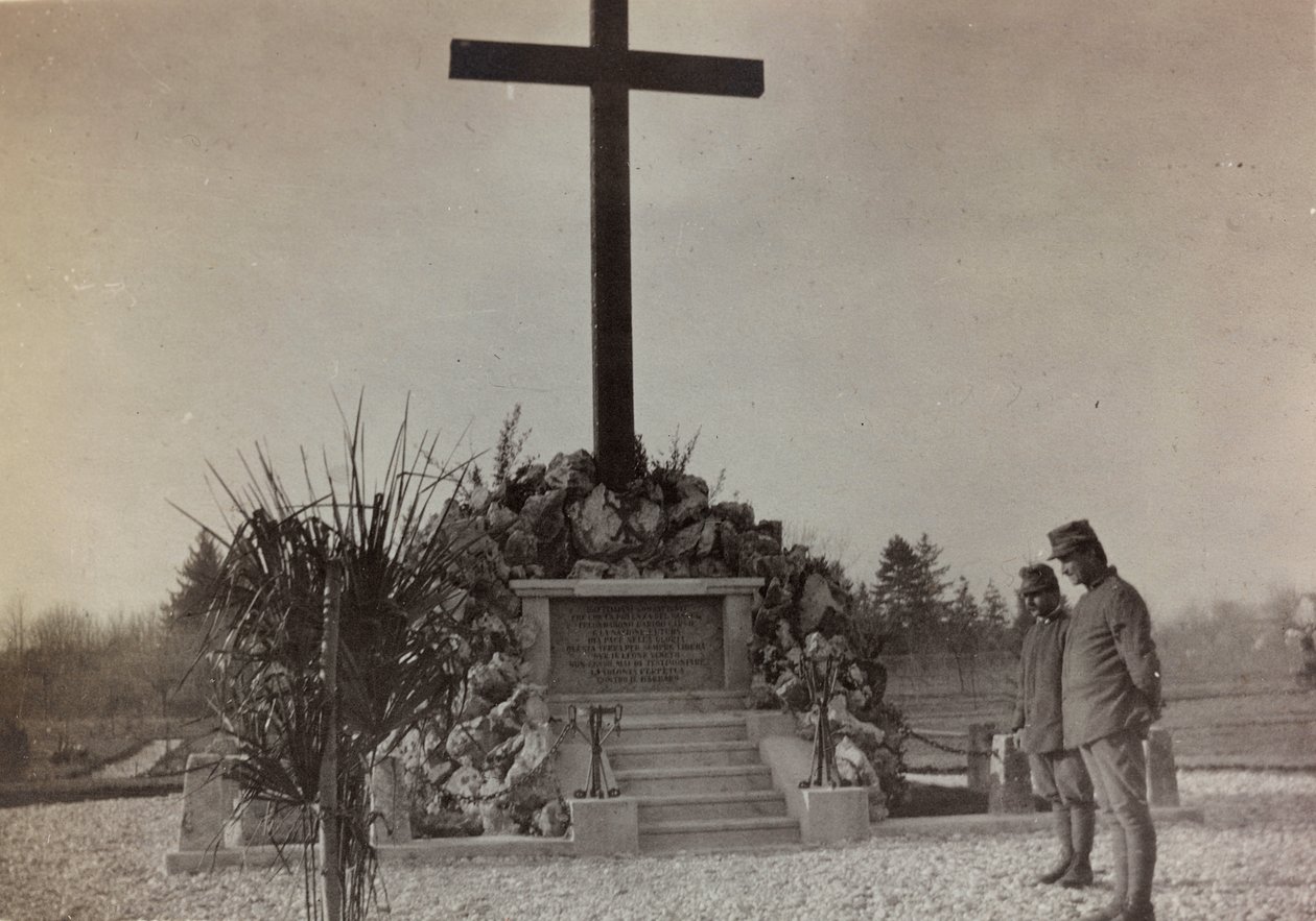Album "Pictures of War II": krigsminnesmerke i Gradisca (s/hv-bilde) av Gigliucci Gigliucci