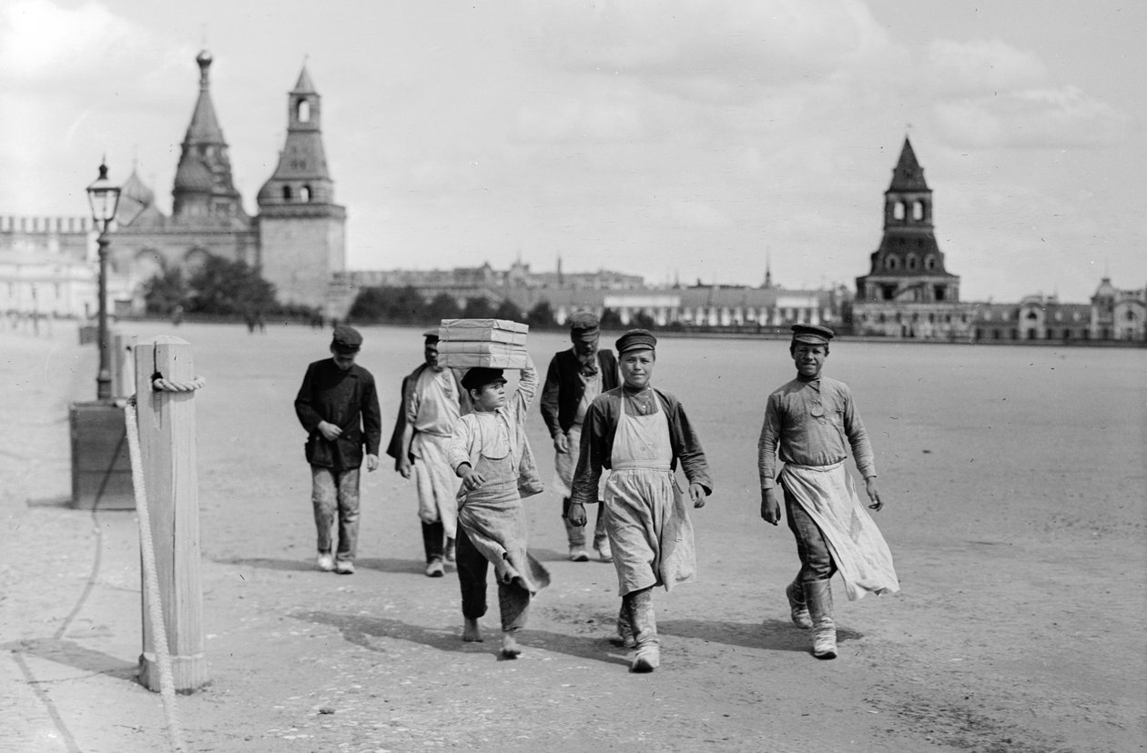 Russiske moskovittiske arbeidere marsjerer til arbeid med brystvernene i Kreml-festningen i b… av Gilbert H. Grosvenor