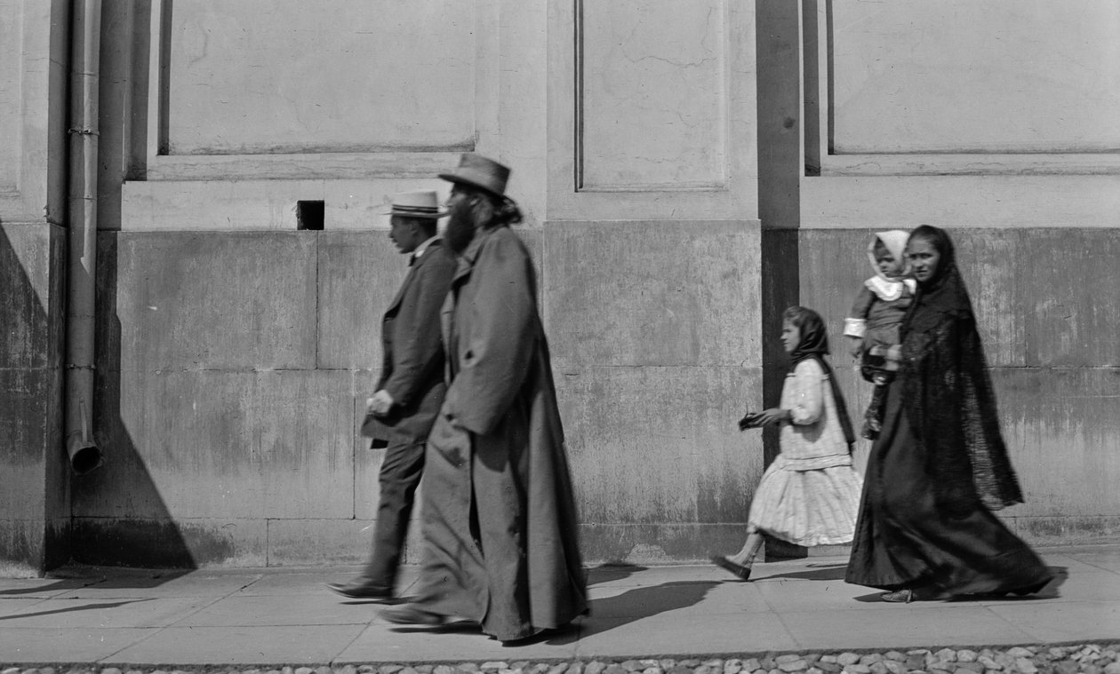 Russisk-ortodoks prest spaserer på fortauet, etterfulgt av sin kone og to barn i Moskva av Gilbert H. Grosvenor