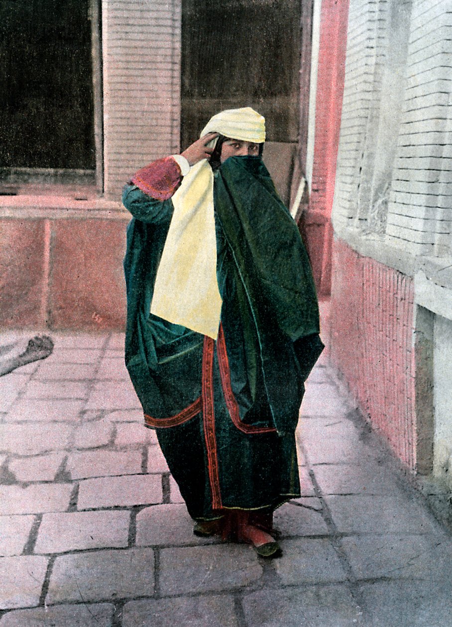 Persisk kvinne i tradisjonell drakt, c1890. av Gillot