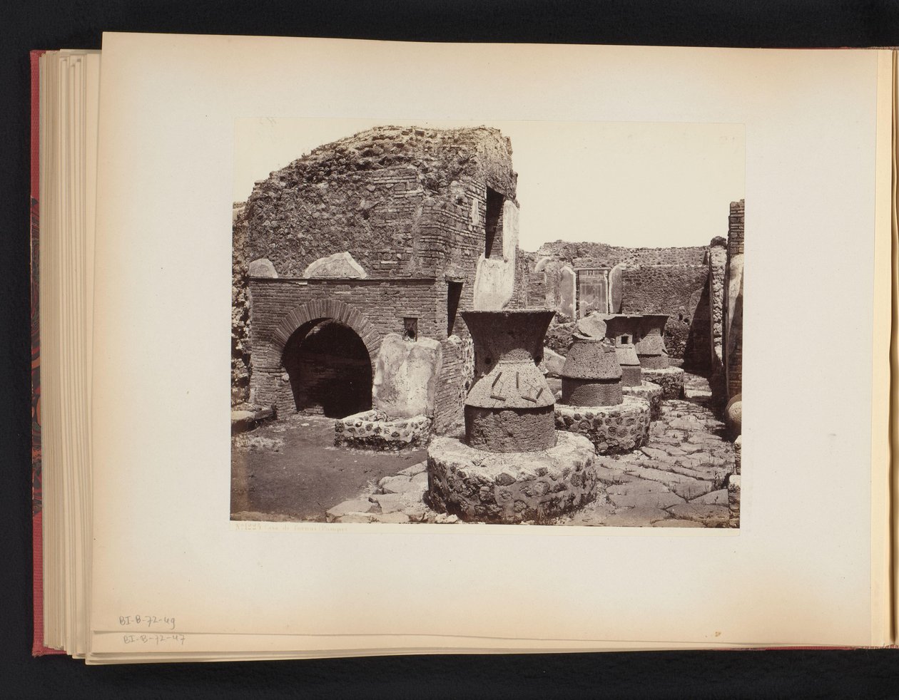 Ruinene av et bakeri i Pompeii Casa di fornai Pompei (tittel på objekt) av Giorgio Sommer (attributed to)