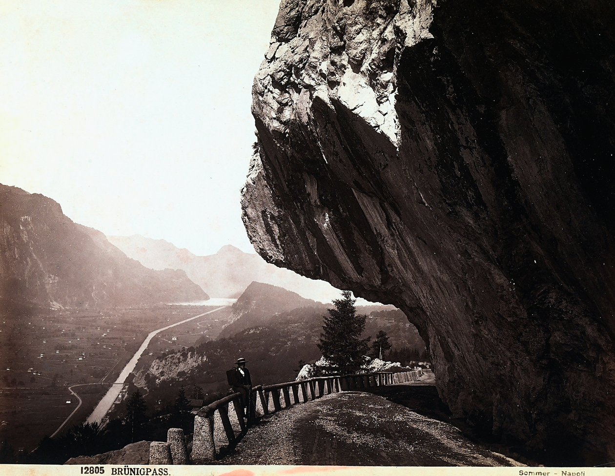 En vei i Brünigpass-fjellene, i Sveits av Giorgio Sommer