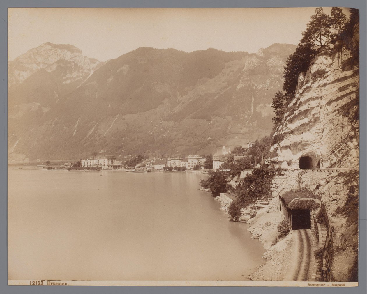 Brunnen ved Vierwaldstättersee i Sveits Brunnen (tittel på objekt) av Giorgio Sommer