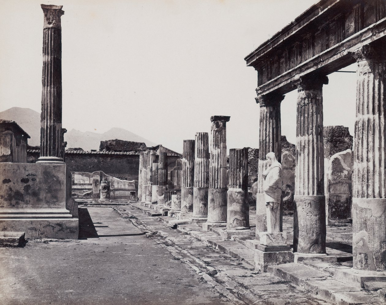 Den østlige søylegangen til tempelet til Venus Pompeiiana i Pompeii av Giorgio Sommer