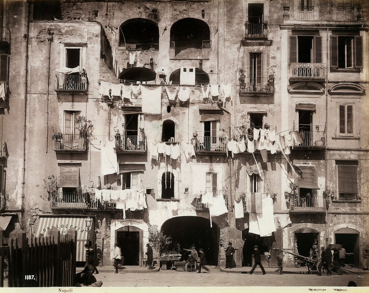 Fasade til en bygning med klesvask hengende til tørk, i Napoli av Giorgio Sommer