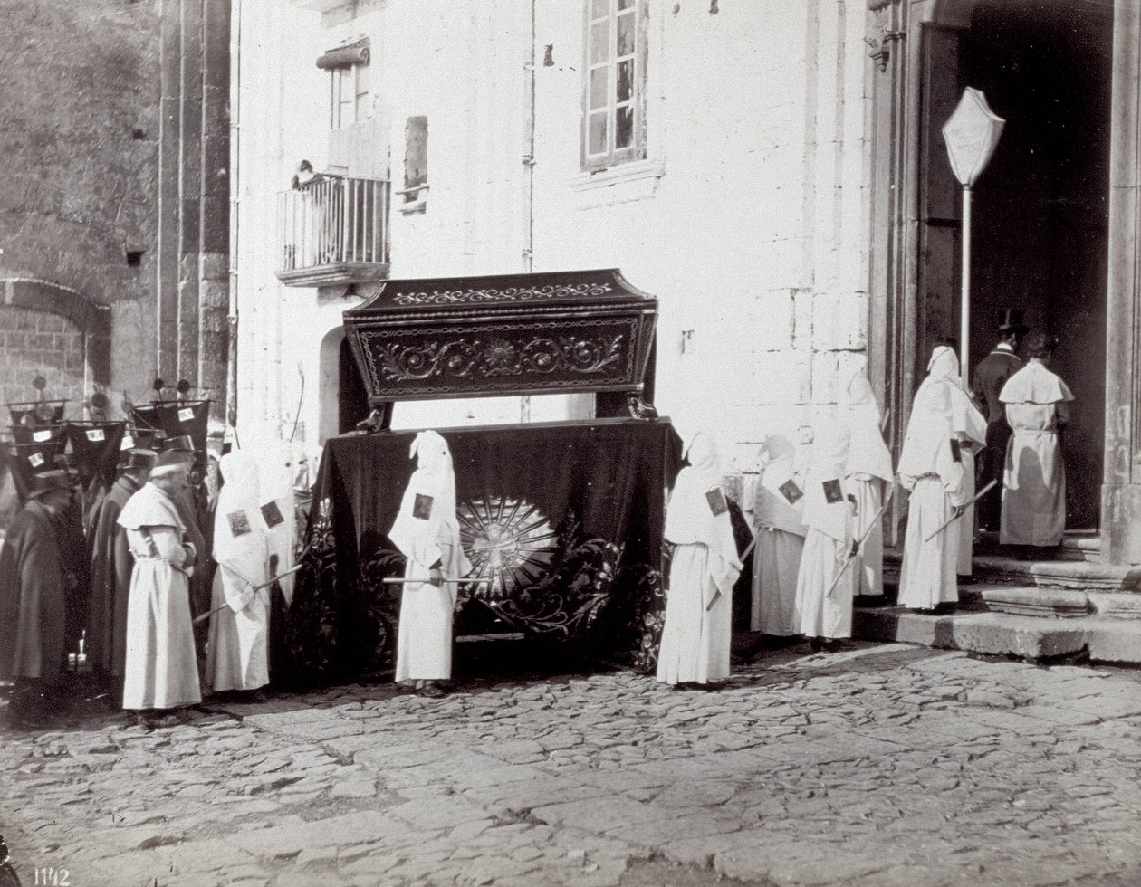 Begravelsesprosesjon av kongregasjonen San Francesco i Napoli. I forgrunnen, foran en kirke, følger tallrike 