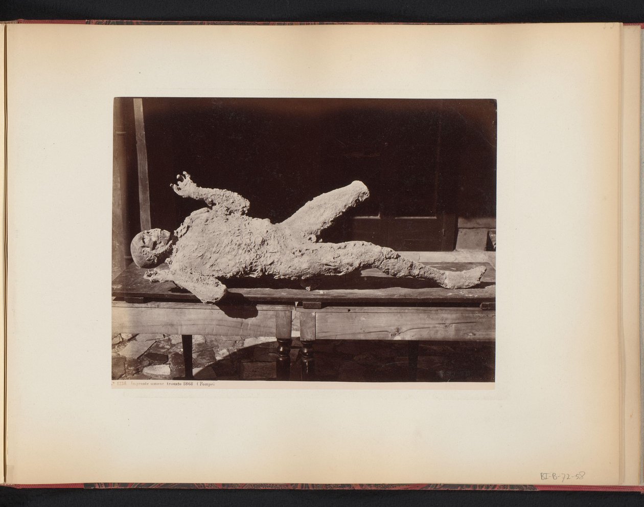 Mumifisert person i Pompeii, Italia Impronte umane trovato 1868 (Pompeii (tittel på objekt) av Giorgio Sommer
