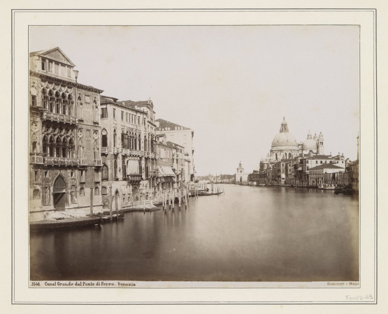 Utsikt over Canal Grande i Venezia med Santa Maria della Salute til høyre av Giorgio Sommer