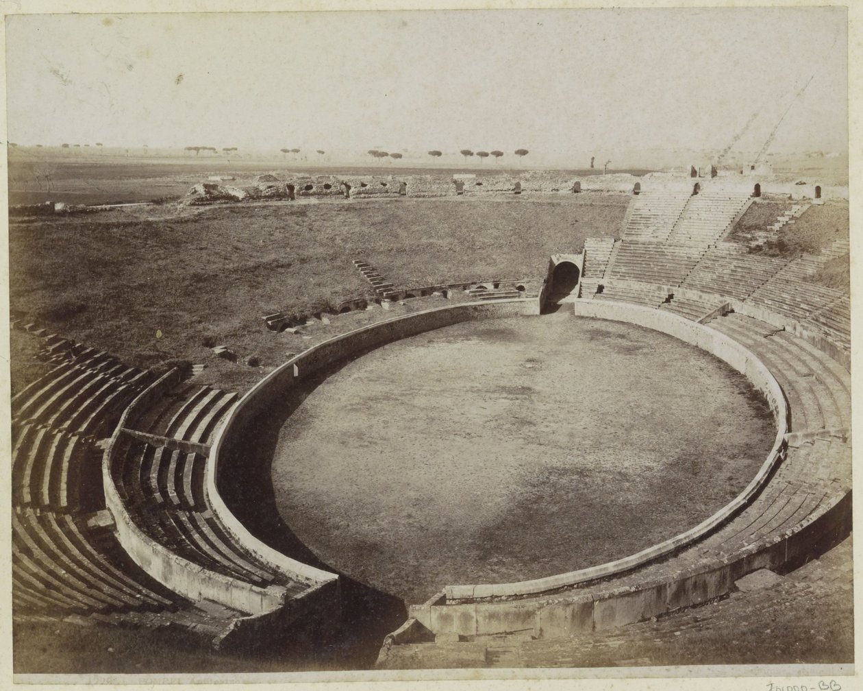 Interiør i amfiteateret i Pompeii av Giorgio Sommer