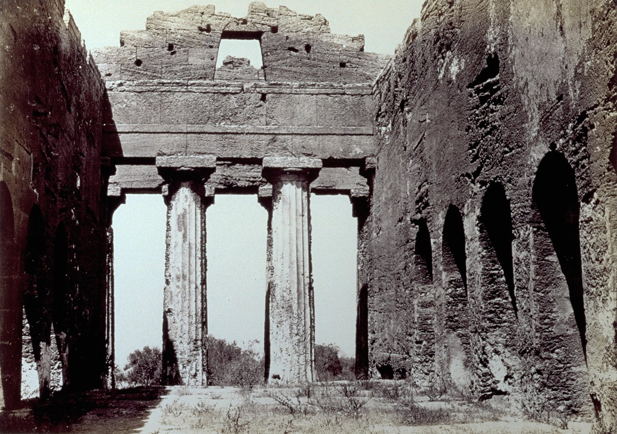 Interiør i Concordia-tempelet i Tempeldalen i Agrigento. I forgrunnen to doriske søyler; på sidene en buet kantmur av Giorgio Sommer