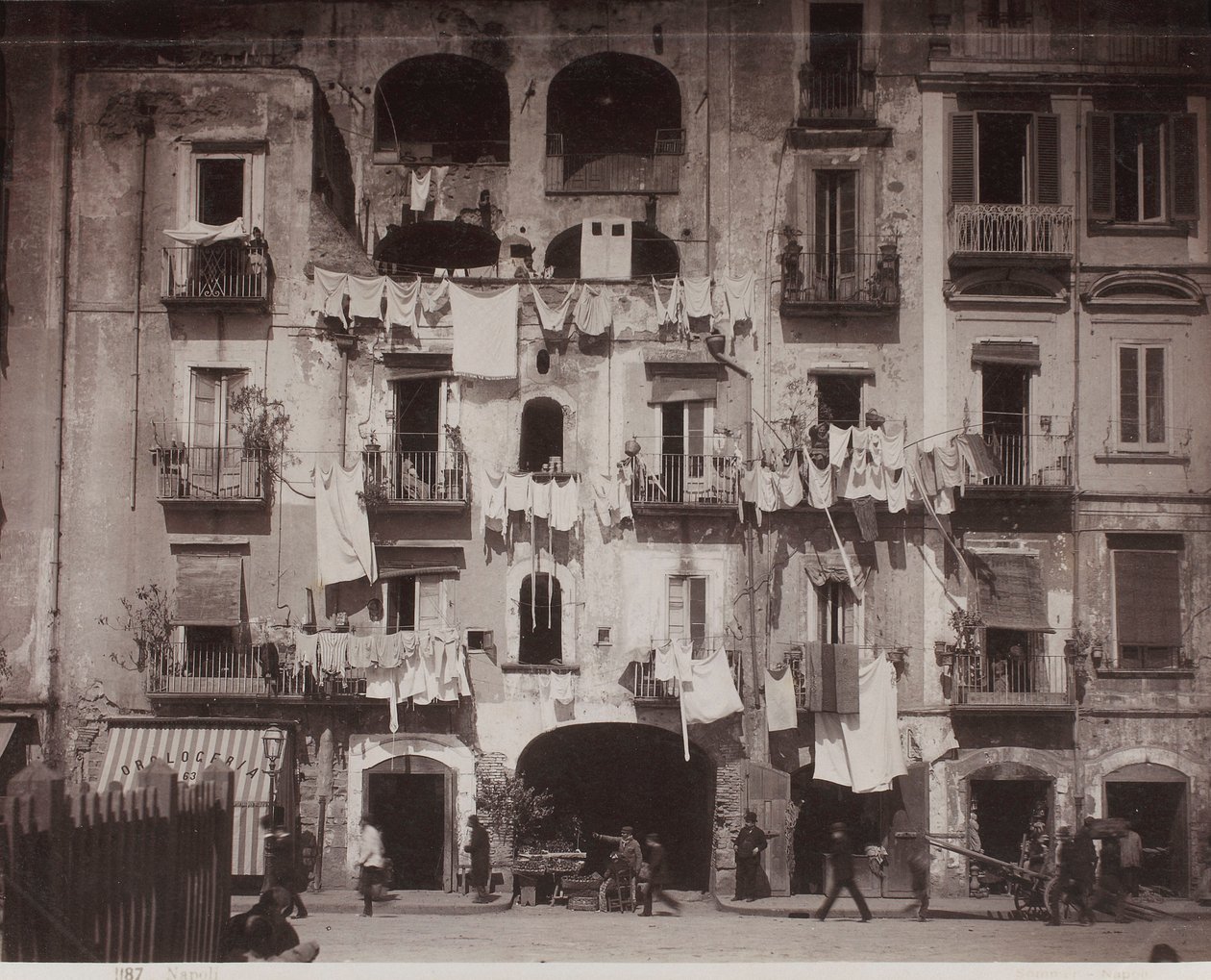 «Napoli» - Leiegård i Napoli av Giorgio Sommer