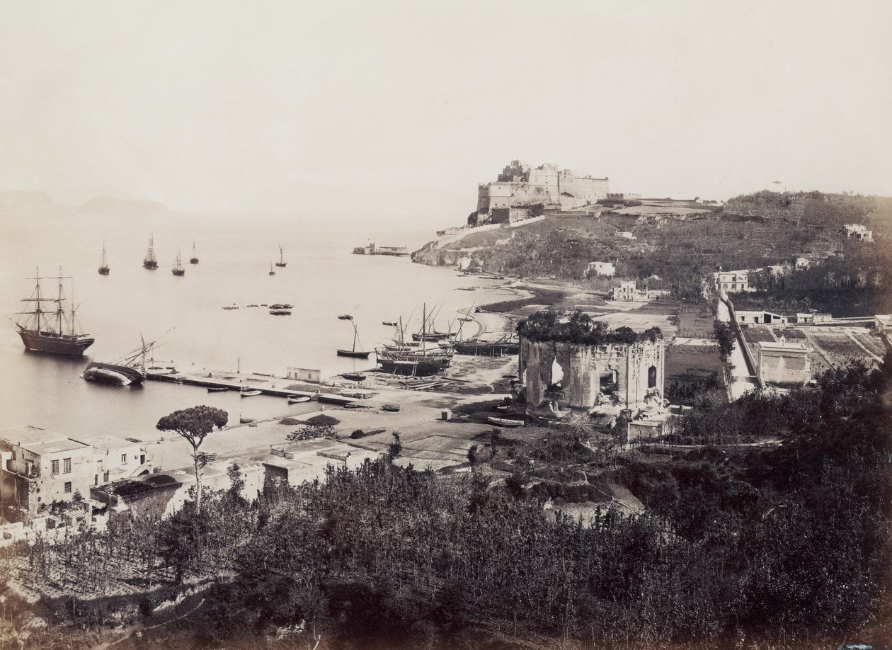 Panorama over den pittoreske Baiabukten (Napoli), oversådd med seilbåter. I forgrunnen, overfor den lille bryggen, ligger Venus-tempelet. I bakgrunnen, plassert på en odde, er visekongens slott fra det sekstende århundre av Giorgio Sommer