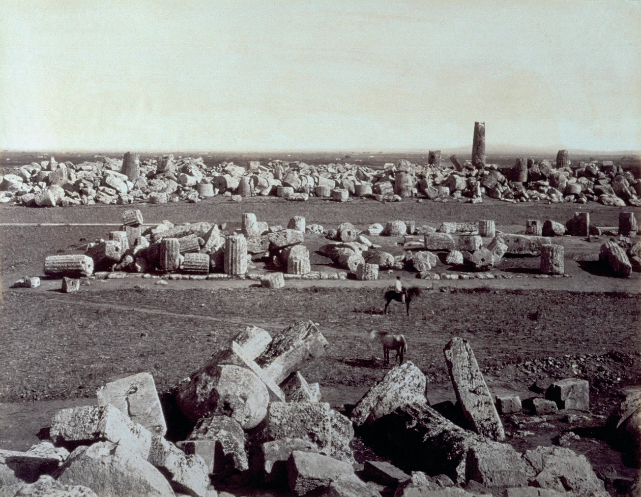 Panorama over restene av Minerva-tempelet og Apollo-tempelet i Selinunte. Det er en mann på hesteryggen blant ruinene av det arkeologiske området av Giorgio Sommer