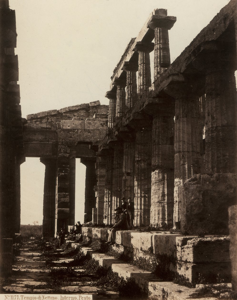 Ruinene av Temple of Neptun, i Paestum av Giorgio Sommer