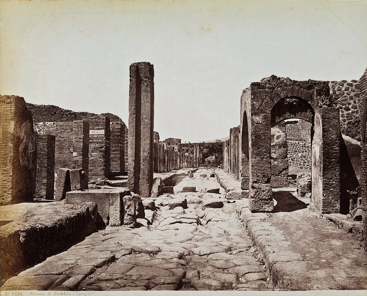 Strukturelle ruiner langs Strada di Stabia, ved det arkeologiske stedet Pompeii av Giorgio Sommer