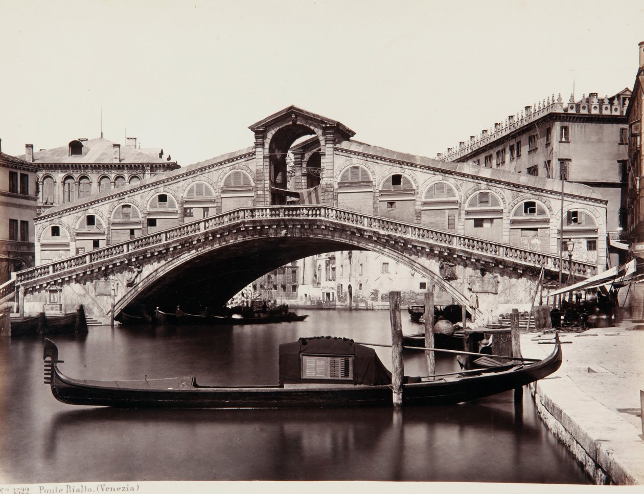 Rialtobroen i Venezia av Giorgio Sommer