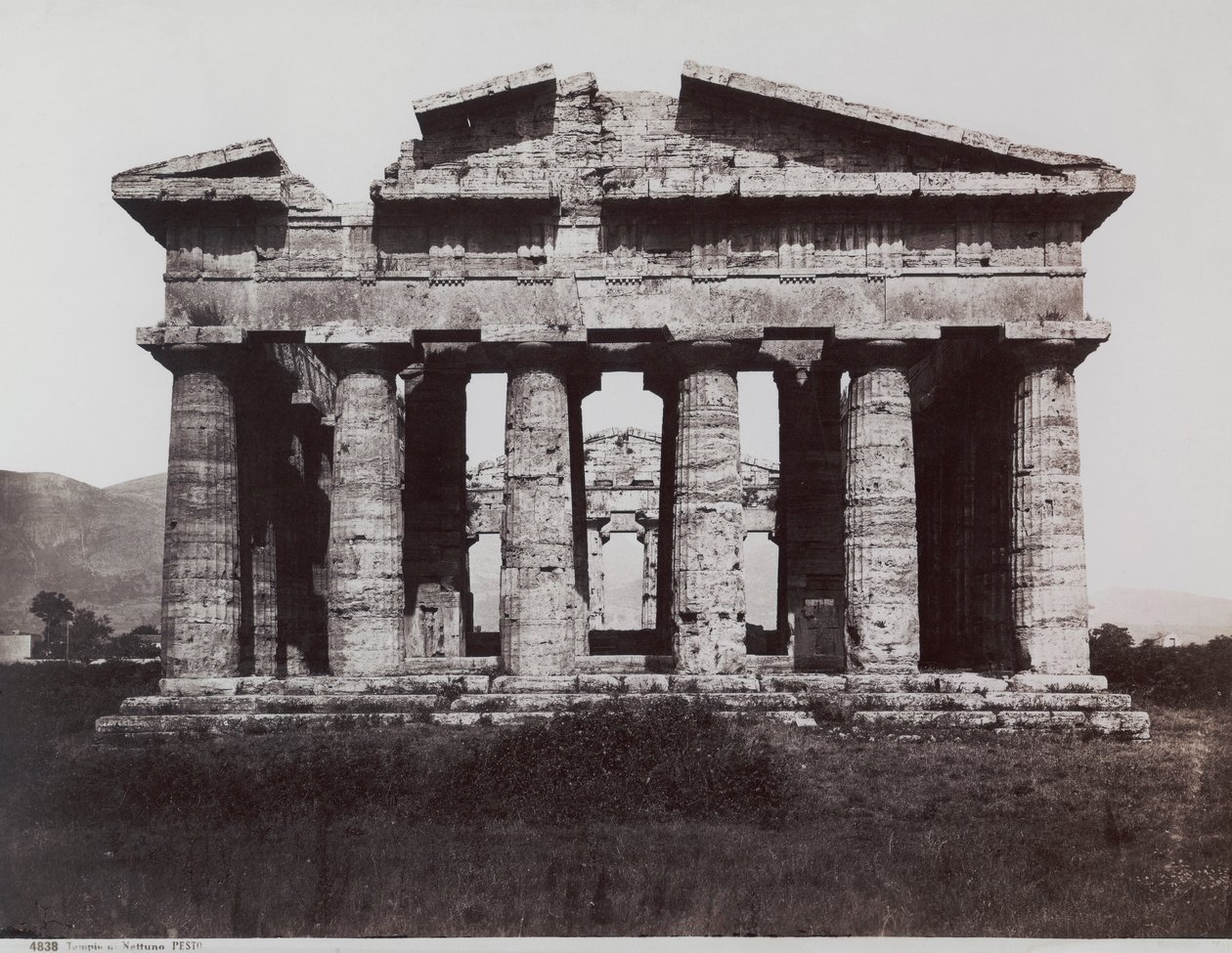 Temple of Neptun eller Poseidon, i Paestum av Giorgio Sommer