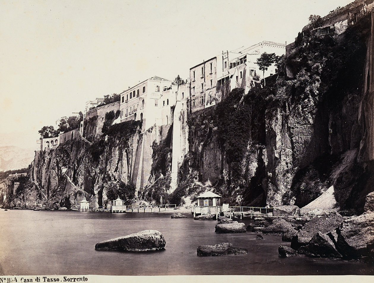 Huset til Tasso renn over havet i Sorrento av Giorgio Sommer